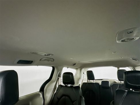 Used 2023 Chrysler Pacifica Touring-L image 21