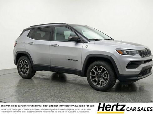 Used 2025 Jeep Compass Trailhawk image 1