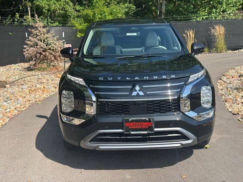 New 2025 Mitsubishi Outlander SE image 8