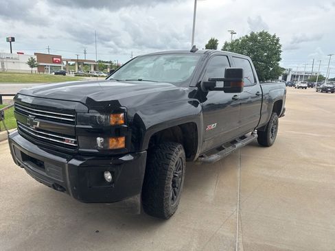 Used 2018 Chevrolet Silverado 2500 LT w/ Midnight Edition AWD/4WD image 4