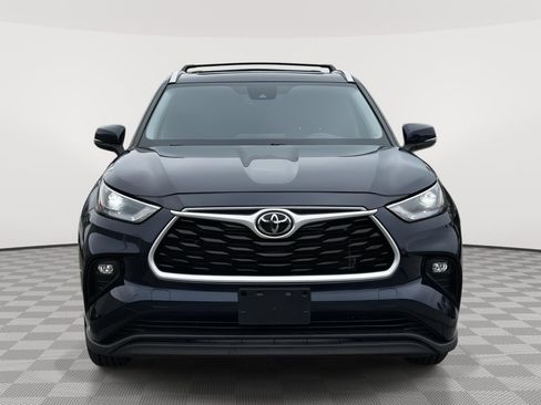 Used 2023 Toyota Highlander XLE FWD image 2