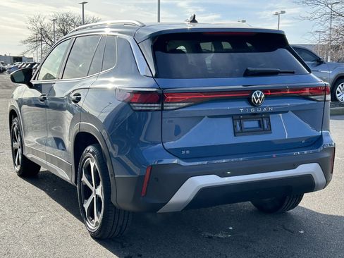 Certified 2025 Volkswagen Tiguan SE image 5