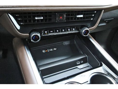 Used 2025 Chevrolet Suburban High Country AWD/4WD image 17