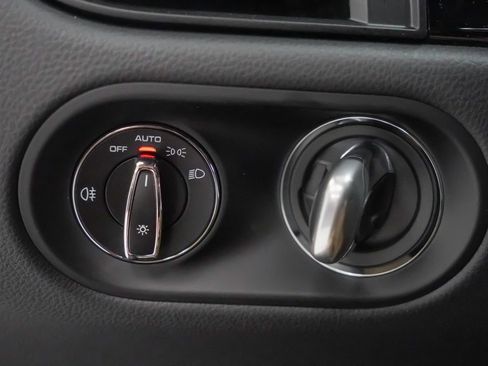 Used 2025 Porsche Macan image 25