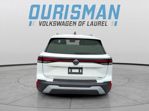 Used 2025 Volkswagen Tiguan SE image 3