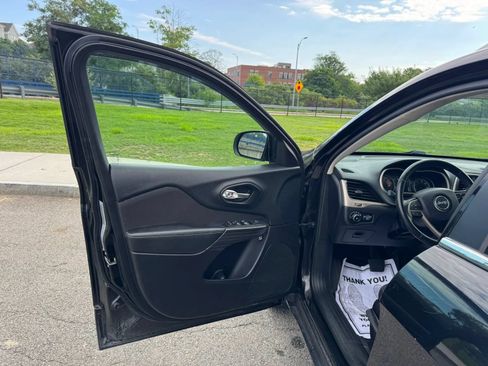 Used 2017 Jeep Cherokee Latitude AWD/4WD image 12
