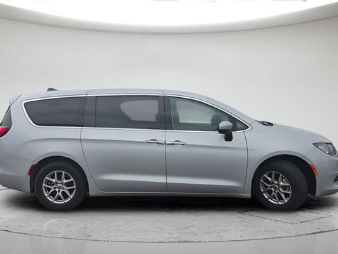 Used 2023 Chrysler Voyager LX FWD image 5