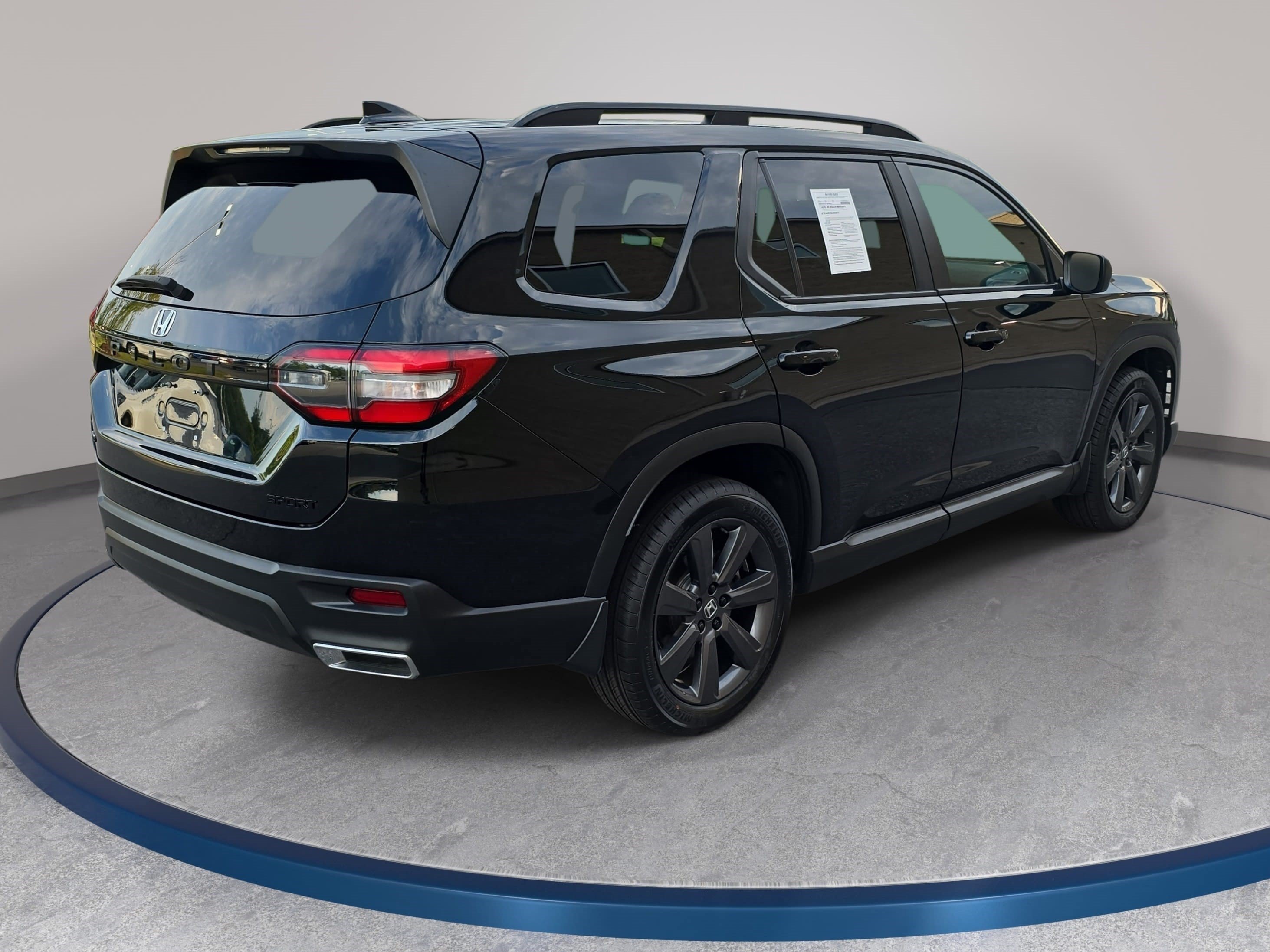 Used 2025 Honda Pilot Sport image 5