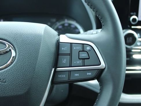 Used 2023 Toyota Highlander XLE AWD/4WD image 25