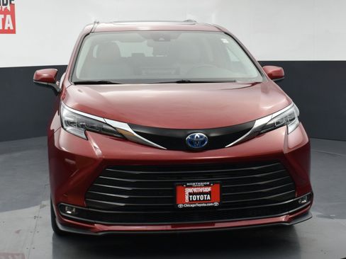 Used 2025 Toyota Sienna XLE FWD image 7
