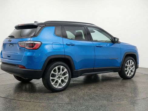 Used 2025 Jeep Compass Limited image 9