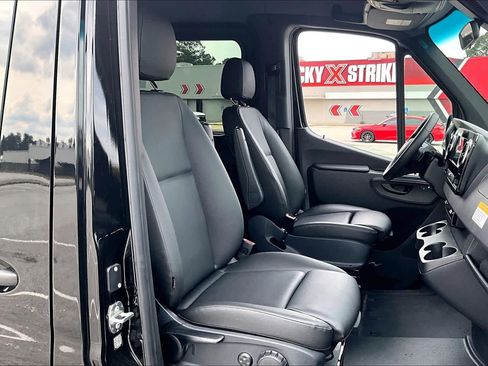 Used 2025 Mercedes-Benz Sprinter 2500 image 9