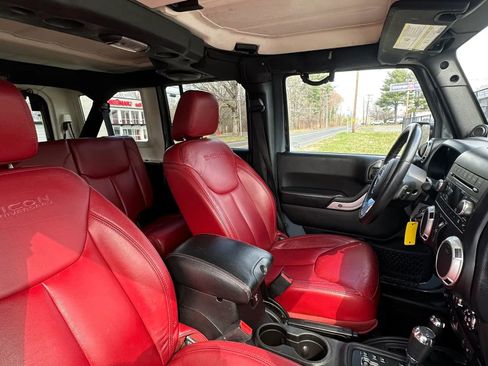 Used 2013 Jeep Wrangler Unlimited Rubicon image 35