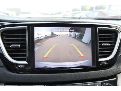 Used 2023 Chrysler Pacifica Touring-L FWD image 27