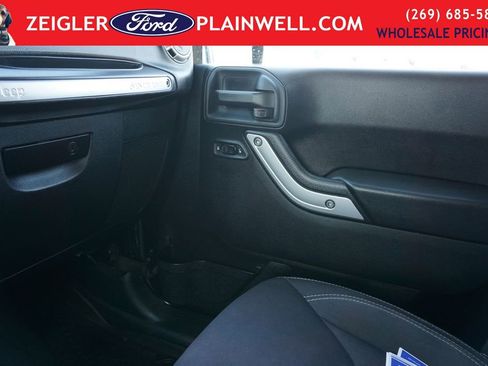 Used 2014 Jeep Wrangler Unlimited Sahara w/ Dual Top Group AWD/4WD image 27