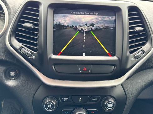 Used 2018 Jeep Cherokee Latitude Plus FWD image 19