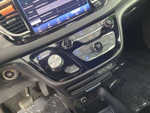 Used 2025 Chrysler Pacifica Select FWD image 16