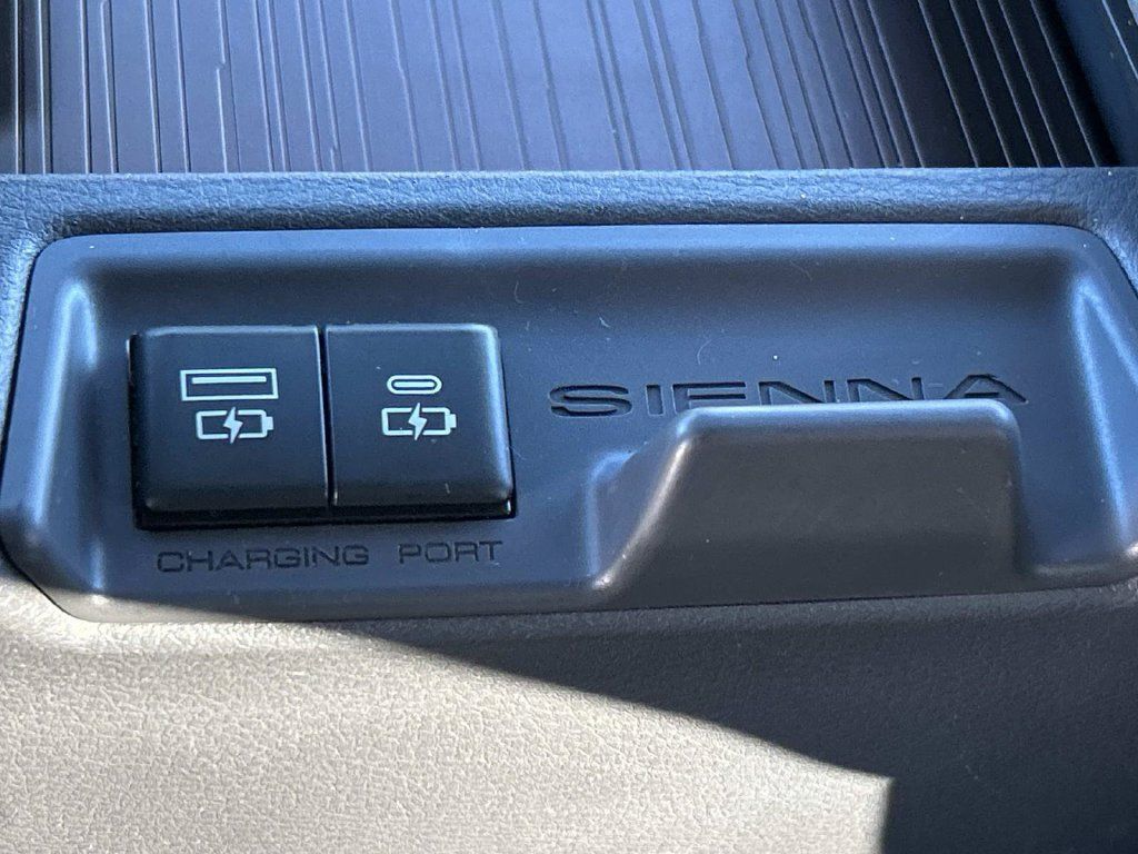 Used 2021 Toyota Sienna XLE FWD image 19