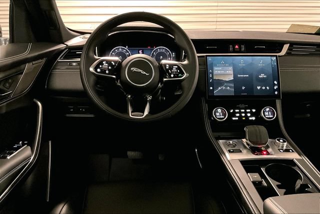 Certified 2025 Jaguar F-PACE R-Dynamic S AWD/4WD image 4