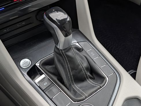 Certified 2022 Volkswagen Tiguan SE w/ Panoramic Sunroof Package AWD/4WD image 24