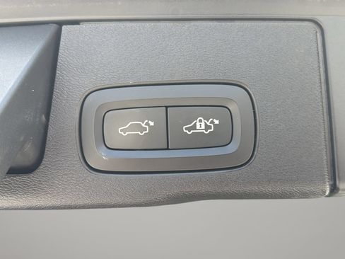 Used 2021 Volvo XC60 T6 Momentum AWD/4WD image 9