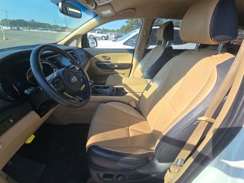 Used 2017 Kia Sedona LX w/ LX Essentials Premium Package image 6