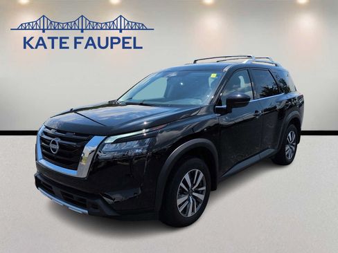 Used 2025 Nissan Pathfinder SL AWD/4WD image 3
