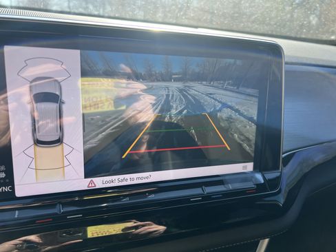 Certified 2025 Volkswagen Atlas Cross Sport SE w/ Panoramic Sunroof Package image 23