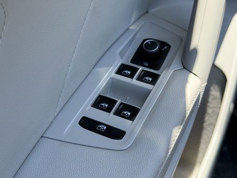 Used 2023 Volkswagen Tiguan SE w/ Panoramic Sunroof Package FWD image 12