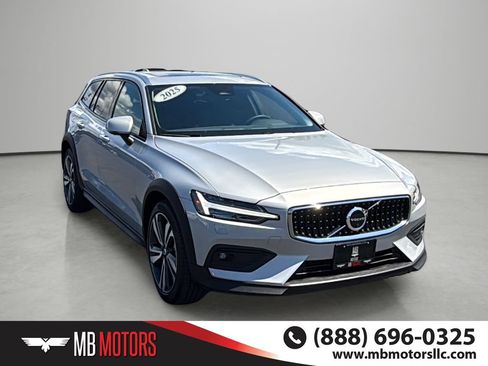 Used 2025 Volvo V60 B5 Cross Country Plus AWD/4WD image 6