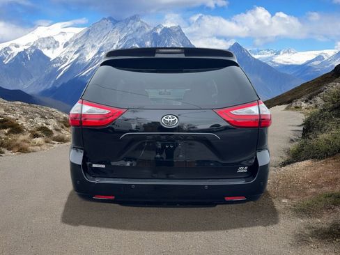 Used 2017 Toyota Sienna XLE Premium image 4