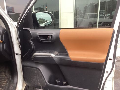 Used 2018 Toyota Tacoma SR5 RWD image 19