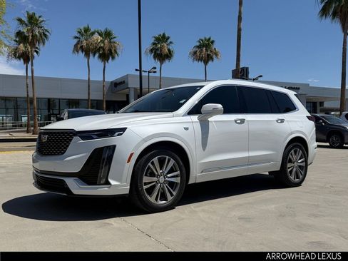 Used 2021 Cadillac XT6 Premium Luxury FWD image 2