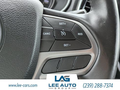 Used 2019 Jeep Cherokee Limited FWD image 23