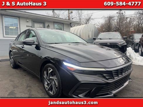 Used 2025 Hyundai Elantra Sport image 1