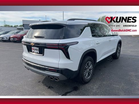 Used 2025 Chevrolet Traverse LT FWD image 5