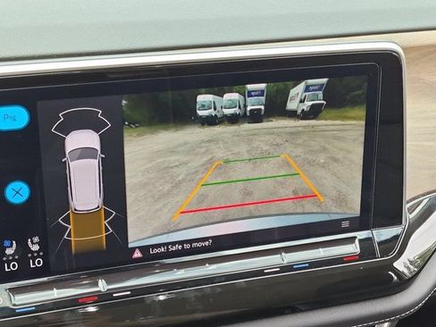 Used 2025 Volkswagen Atlas SE FWD image 17