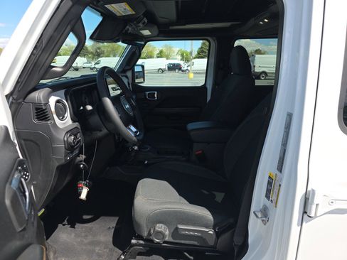 Used 2025 Jeep Wrangler Unlimited Sahara w/ Safety Group AWD/4WD image 8