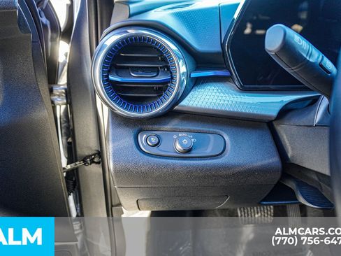 Used 2025 Chevrolet Trax LT w/ LT Convenience Package image 35