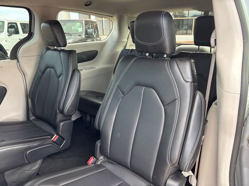 Used 2024 Chrysler Pacifica Touring-L image 17