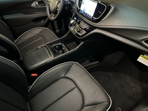 New 2026 Chrysler Pacifica Limited w/ Uconnect Theater Family Group image 17