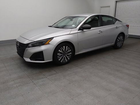 Used 2024 Nissan Altima 2.5 SV image 2