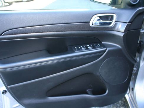 Used 2017 Jeep Grand Cherokee Altitude image 14