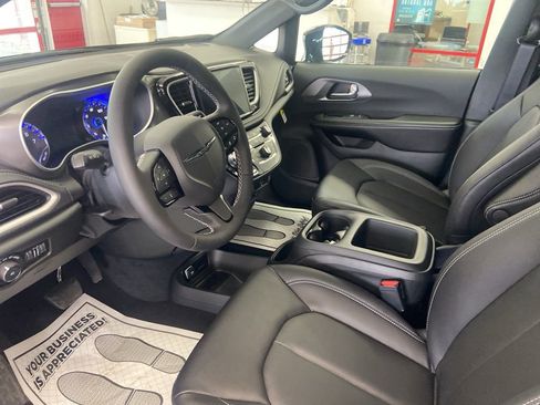 New 2026 Chrysler Pacifica Select image 6