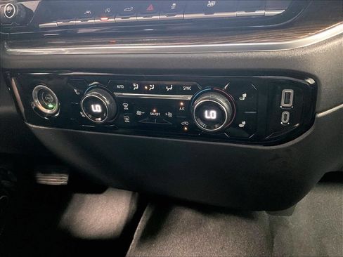 Used 2023 Chevrolet Silverado 1500 LT AWD/4WD image 26