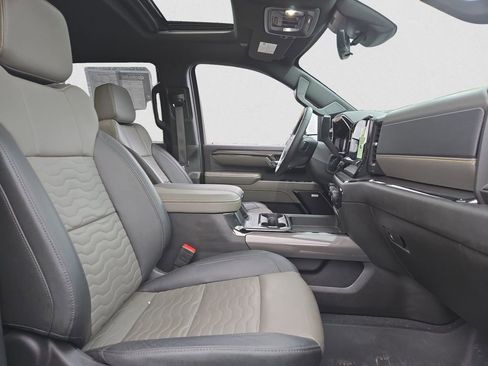 Used 2025 Chevrolet Silverado 2500 ZR2 w/ Technology Package image 17