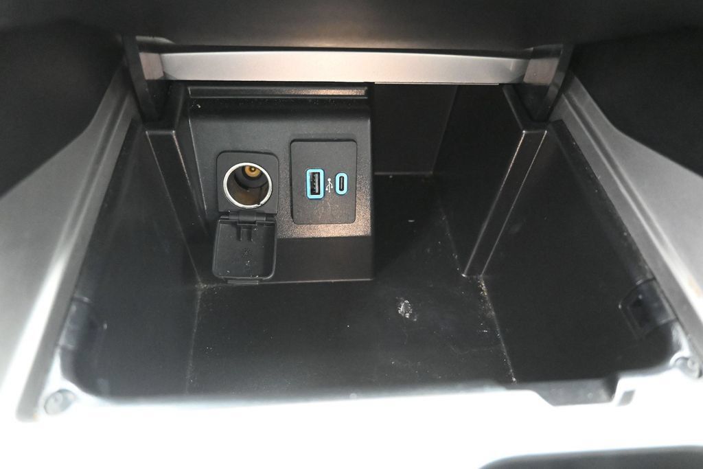 Used 2021 Ford Explorer XLT w/ Equipment Group 202A RWD image 29