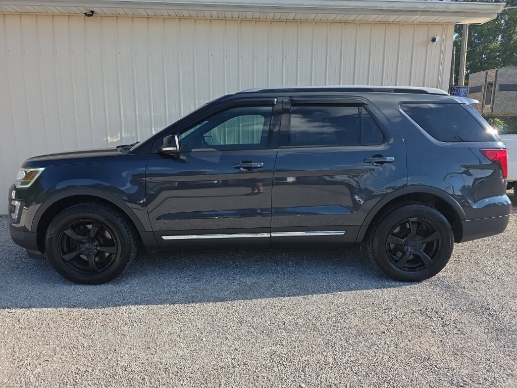 Used 2017 Ford Explorer XLT w/ Equipment Group 202A AWD/4WD image 9