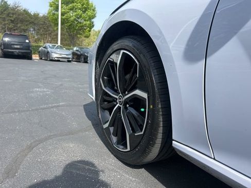 Used 2024 Nissan Altima 2.5 SR FWD image 8