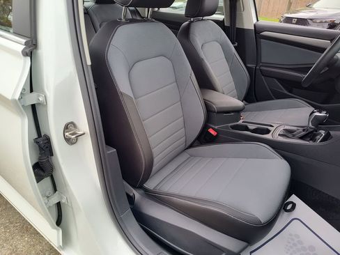 Used 2025 Volkswagen Jetta SE image 30